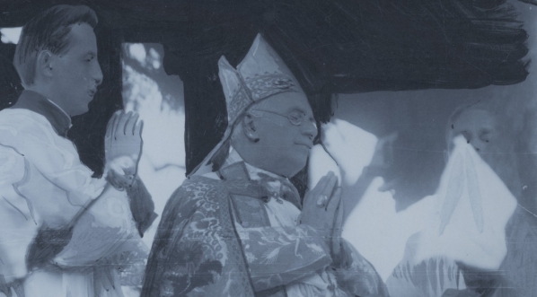  Metropolita lwowski ks. abp Bolesław Twardowski podczas uroczystości poświęcenia dzwonów w kościele św. Marcina we Lwowie w maju 1932 r.  