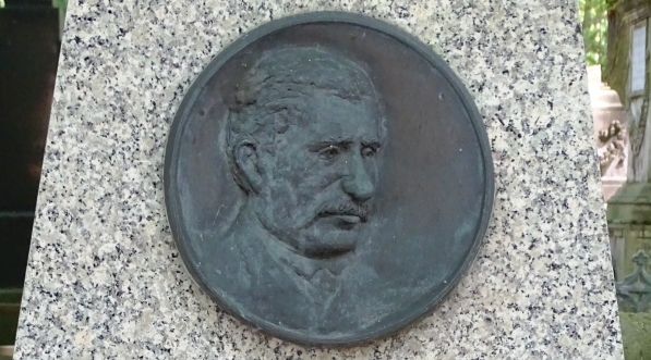  Portret Agatona Gillera na jego grobie na Starych Powązkach w Warszawie.  