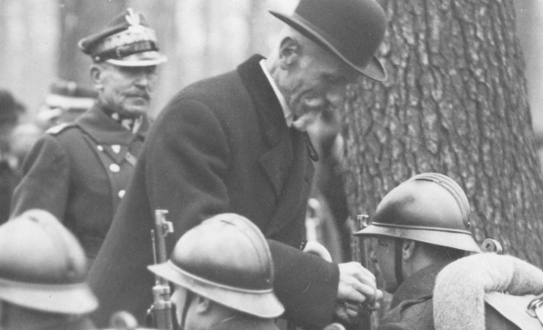  Prezydent RP Stanisław Wojciechowski promuje uczniów Szkoły Podchorążych Piechoty w Warszawie 29.11.1925 r.  