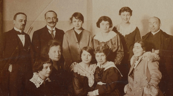  Nela Samotyhowa w towarzystwie innych osób. w 1918 roku.  