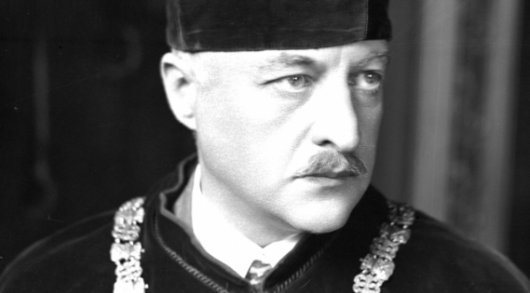  Kazimierz Kumaniecki  w uroczystym stroju akademickim.  