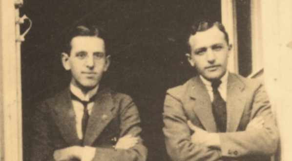  Białostoccy esperantyści - Jakub Szapiro i Abraham Zbar - w oknie przy ul. Lipowej 31 w Białymstoku.  