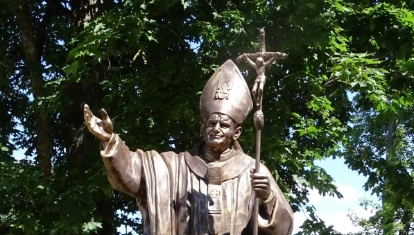  Pomnik Jana Pawła II przy bazylice Nawiedzenia Najświętszej Panny w Trokach na Litwie.  