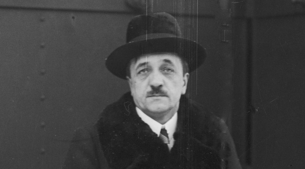  Feliks Młynarski na dworcu kolejowym tuż przed wyjazdem do Rzymu na spotkanie komisji ds. plebiscytu w Zagłębiu Saary, 4.01.1935 r.  .  