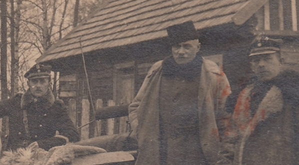  Czesław Romiszewski (stoi w środku, w jasnym płaszczu), okres międzywojenny.  