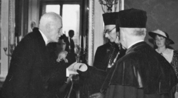  Uroczystość nadania tytułu doktora chemii honoris causa wydziału matematyczno-przyrodniczego Uniwersytetu Warszawskiego Prezydentowi RP Ignacemu Mościckiemu na Zamku Królewskim w Warszawie, 28.05.1936 roku.  