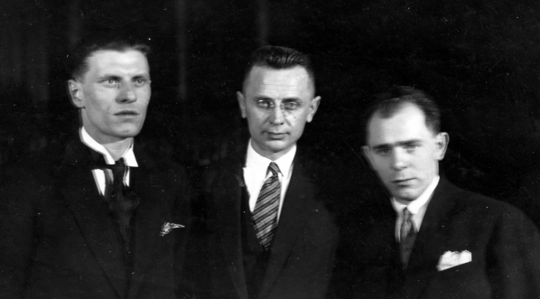  Grupa pisarzy na "Akademii Śląskiej" w Poznaniu.  