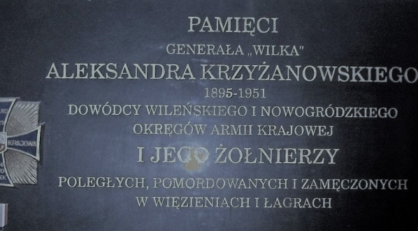  Tablica ku czci generała "Wilka" Aleksandra Krzyżanowskiego i jego żołnierzy poległych, pomordowanych i zamęczonych w więzieniach i łagrach.  