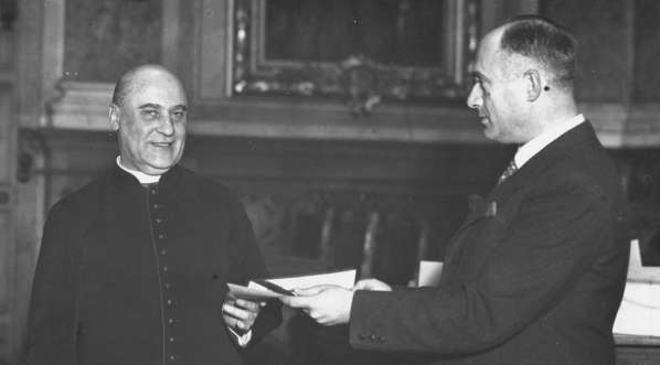  Wręczenie złotej odznaki Ligi Obrony Powietrznej i Przeciwgazowej ks. Teodrowi Taczakowi przez prezesa Bronisława Taszyckiego 29.11.1938 r.  