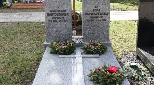  Grób Władysława Bartoszewskiego i jego żony Zofii na cmentarzu Wojskowym na Powązkach w Warszawie.  