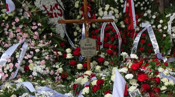  Grób Kornela Morawieckiego na Wojskowych Powązkach w Warszawie pokryty kwiatami.  