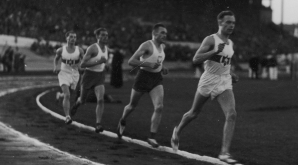  Bieg na 10 kilometrów podczas meczu lekkoatletycznego Polska - Niemcy na Stadionie Wojska Polskiego im. Marszałka Józefa Piłsudskiego w Warszawie w sierpniu 1937 r,  