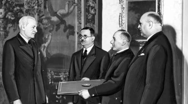  Wręczenie prezydentowi RP Ignacemu Mościckiemu dyplomu honorowego obywatelstwa Chorzowa z okazji 10 lecia sprawowania urzędu prezydenta, styczeń 1937 r.  