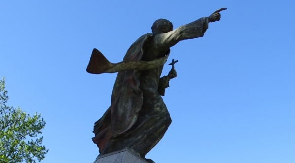  Pomnik księdza Ignacego Skorupki na placu Weteranów 1863 roku przed katedrą św. Floriana na Starej Pradze w Warszawie.  