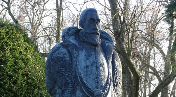  Pomnik Jana Kochanowskiego w Czarnolesie.  
