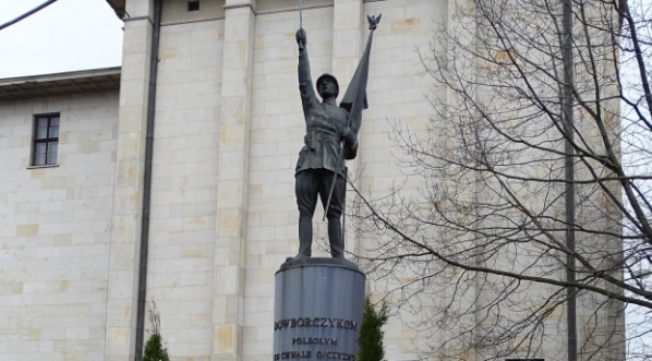  Pomnik Dowborczyków przed Muzeum Wojska Polskiego w Warszawie.  
