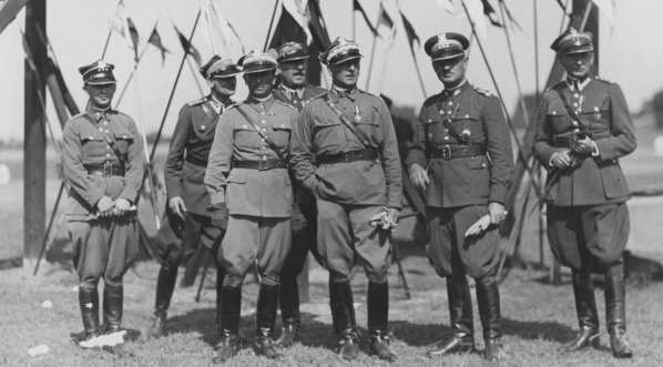  Obserwatorzy zawodów jeździeckich o mistrzostwo armii w Rakowicach pod Krakowem w lipcu 1932 r,  