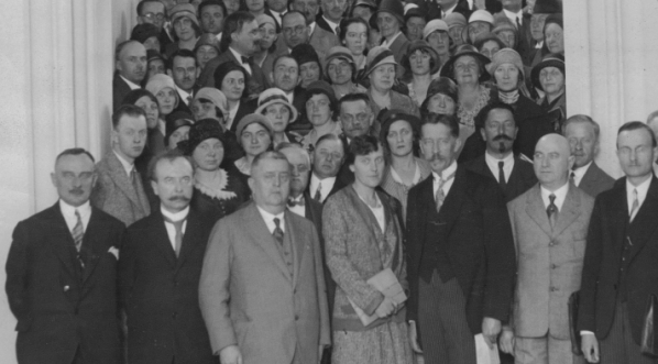  Fotografia grupowa uczestników zjazdu polonistów na schodach przed aulą na Uniwersytecie Jagiellońskim.  