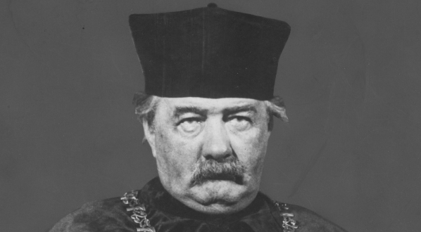  Władysław Mazurkiewicz - profesor farmakognozji i botaniki lekarskiej, profesor Uniwersytetu Warszawskiego. Fotografia portretowa w uroczystym stroju akademickim.  