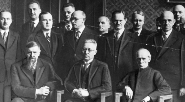  Minister wyznań religijnych i oświecenia publicznego Wojciech Świętosławski wśród pracowników Ministerstwa, 6.12.1935 r.  