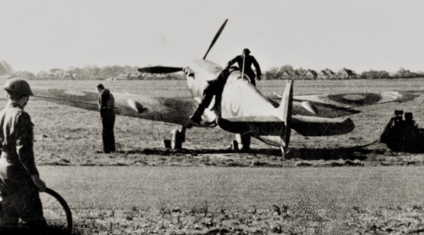  Lotnicy i obsługa techniczna polskiego dywizjonu myśliwskiego 303 w Northolt.  