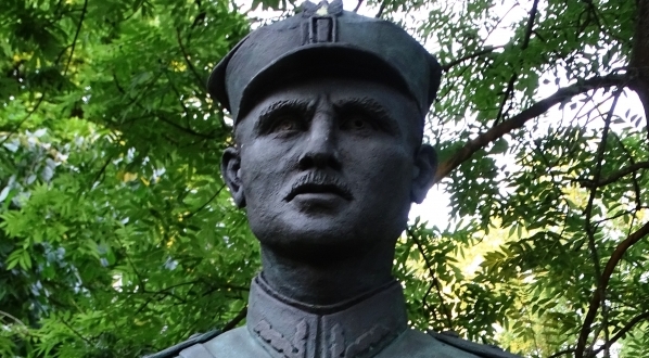  Pomnik majora Hieronima Dekutowskiego "Zapory" w Parku Jordana w Krakowie.  