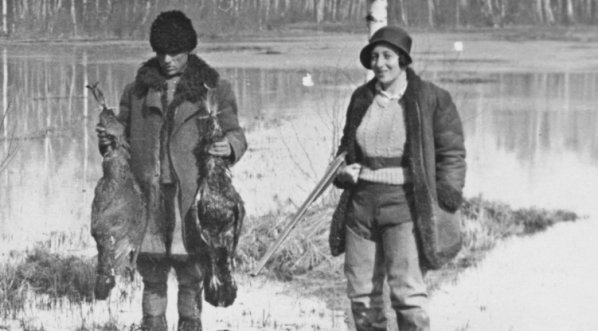  Zofia Chomętowska podczas polowania na głuszce w bagnach na Polesiu.  