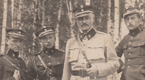  Czesław Romiszewski (trzeci od lewej, w jasnym mundurze), okres międzywojenny.  