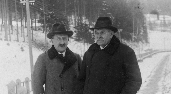  Dyrektor Zakładu Zdrojowego w Krynicy Leon Nowotarski (z lewej) w towarzystwie redaktora naczelnego "Nowej Reformy" Michała Konopińskiego podczas spaceru w 1927 r.  