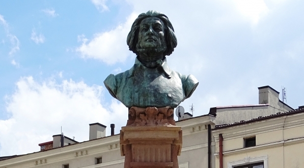  Pomnik Adama Mickiewicza w Tarnowie.  