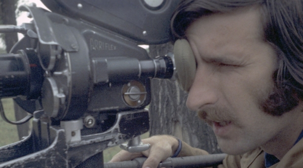  Operator Edward Kłosiński w trakcie realizacji filmu "Uciec jak najbliżej" w 1972 r.  