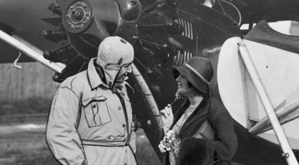  Kpt. Bolesław Orliński żegna się z żoną przed odlotem z Warszawy do Bukaresztu na Międzynarodowe Zawody Lotnicze w czerwcu 1930 r.  