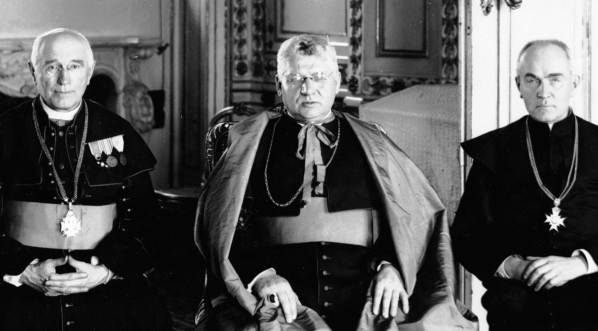  Składanie przysięgi prezydentowi RP Ignacemu Mościckiemu przez nowo mianowanego biskupa śląskiego Stanisława Adamskiego 29.10.1930 r.  