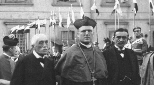  Członkowie Rady Regencyjnej: Józef Ostrowski, arcybiskup Aleksander Kakowski i książę Zdzisław Lubomirski przed intromisją 27.10.1917 r.  