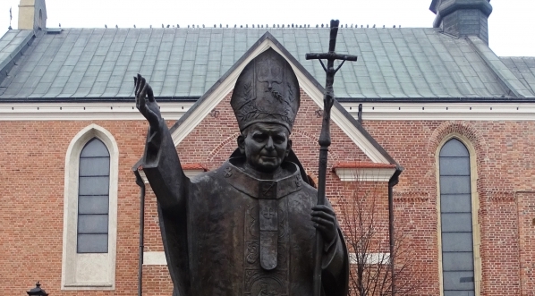  Pomnik Jana Pawła II w Proszowicach.  