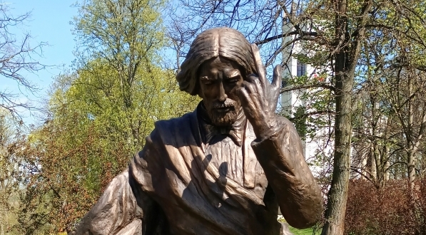  Pomnik Cypriana Kamila Norwida w Muzeum Romantyzmu w Opinogórze.  