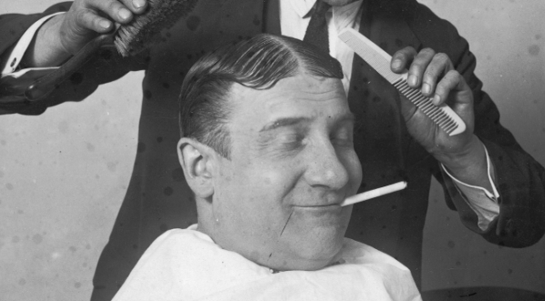  Władysław Walter w zakładzie fryzjerskim.  