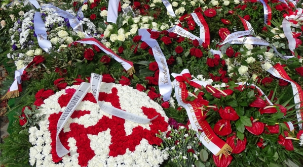  Kwiaty na grobie Kornela Morawieckiego na Powązkach Wojskowych w Warszawie.  