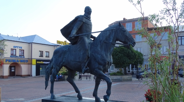  Pomnik Stefana Czarnieckiego na rynku w Warce.  