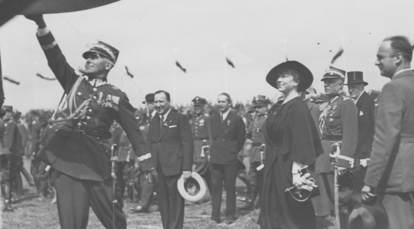  Przekazanie wojsku szkolnej eskadry lotniczej, ufundowanej przez Ligę Obrony Powietrznej i Przeciwgazowej oraz Fundację im. Żwirki i Wigury w Warszawie w maju 1936 r.)  