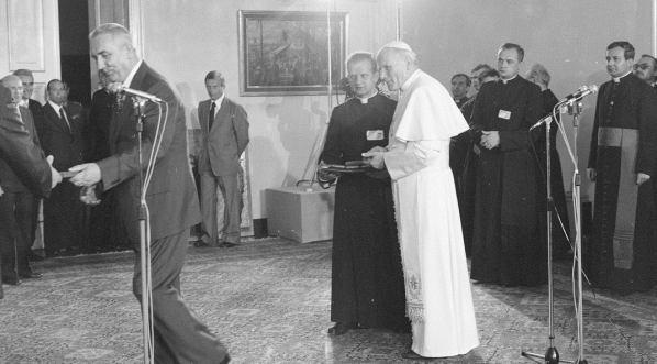  Pobyt papieża Jana Pawła II w Warszawie podczas I pielgrzymki do Polski.  
