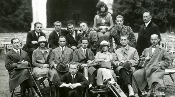  Zespół filmu Henryka Szaro "Czerwony Błazen" z 1926 roku.  