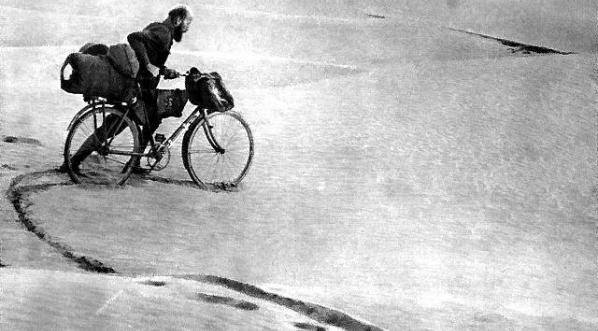  Podróżnik i jego rower na bezdrożach afrykańskiej pustyni.  