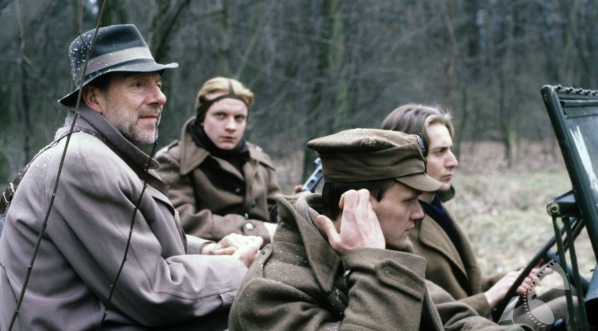  Scena z filmu Andrzeja Wajdy "Pierścionek z orłem w koronie" z 1992 r.  