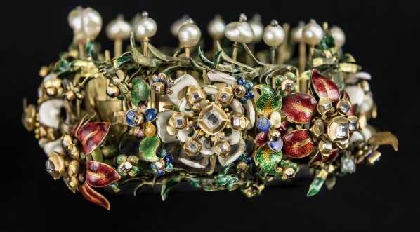  Fragment monstrancji z Podkamienia (tzw. wieniec Bony).  