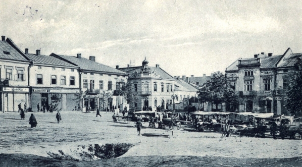  Rynek w Drohobyczu przy którym znajdował się dom ze sklepem Schulzów.  