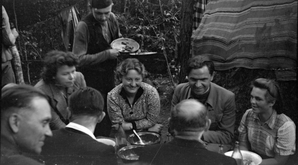  Posiłek w oddziale partyzanckim Jana Piwnika w Wykusie 12.09.1943 r.  