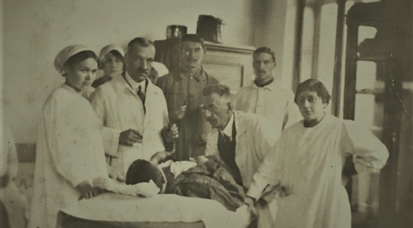  Maksymilian Leon Cercha w asyście pracowników i pielęgniarek.  