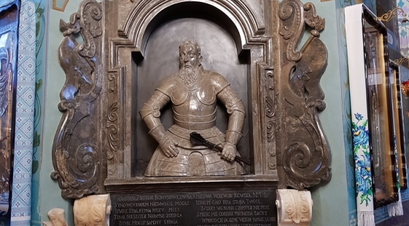  Nagrobek Adama Kisiela w monastyrze w Niskieniczach.  