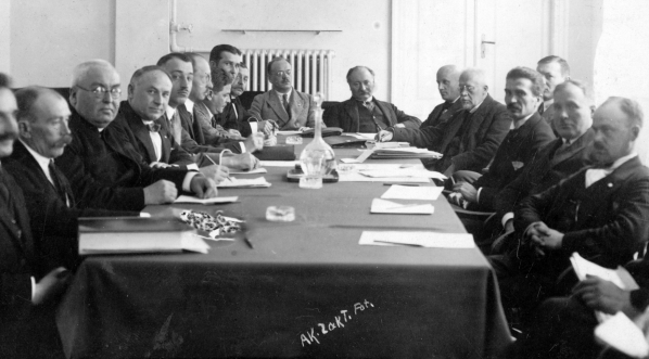  Konferencja marszałka Sejmu Macieja Rataja z przedstawicielami sejmowych klubów poselskich w 1924 roku.  